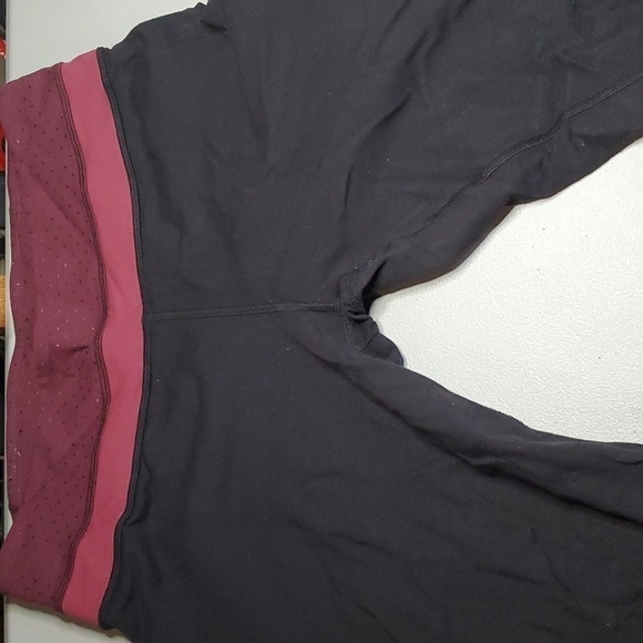 Lululemon black and maroon size 8 flared leg leggings - Picture 5 of 6